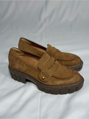 Vionic Elodie Loafers, size 8.  Back of heel insoles in backs on shoes.